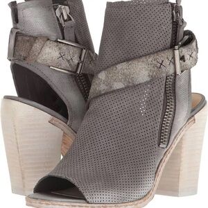 Dolce Vita North Grey leather bootie size 8
